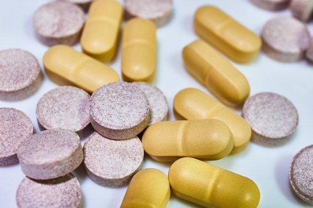 Da li je efikasniji vitamin C koji košta 1.500 dinara ili onaj za 100?